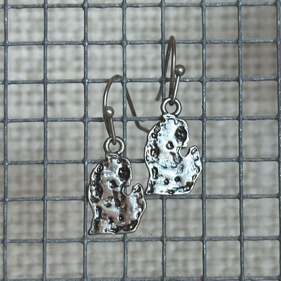Set of cute earrings. Lots listed, bundle and save!! - Picture 1 of 2